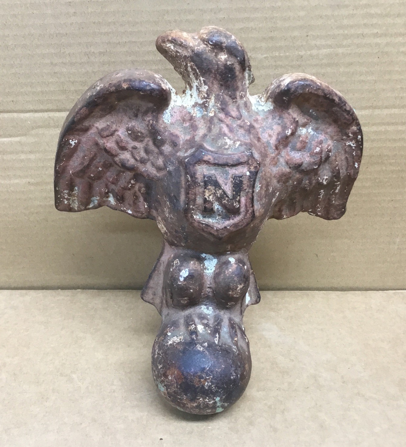 Antique (1) Large Eagle & Shield Bathtub Foot Cast Iron Ball & Claw Feet………[S7-5