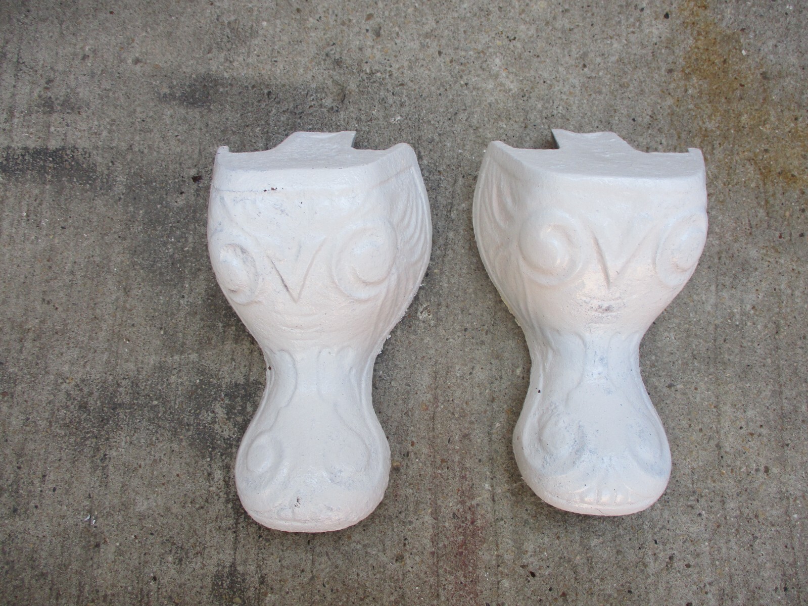 Antique Victorian Cast Iron Bath Tub Feet Ornate Filigree “V” – Set of 2 (G)